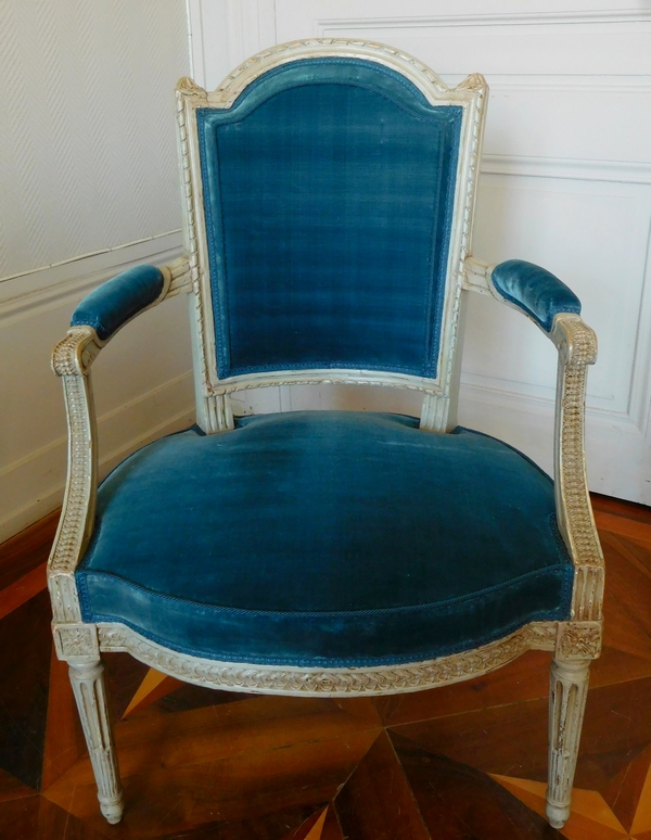 Fauteuil cabriolet d'époque Louis XVI très finement sculpté - velours de soie bleu ardoise