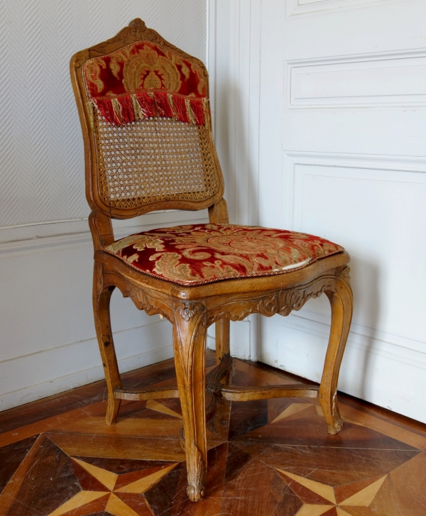 Chaise cannée d'époque Louis XV, avec sa garniture d'origine en velours de Gênes d'époque XVIIIe