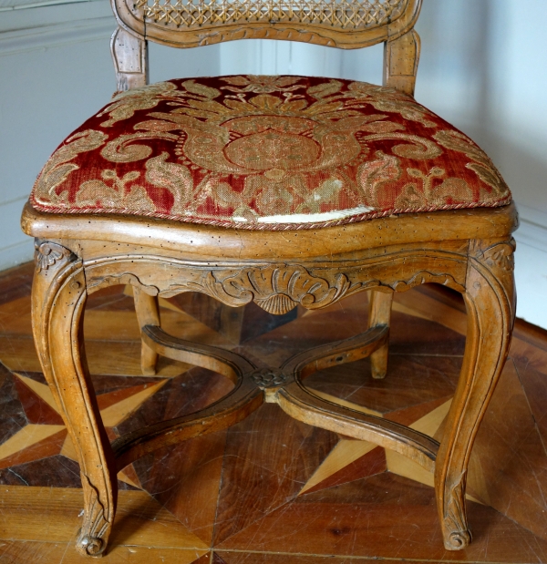 Chaise cannée d'époque Louis XV, avec sa garniture d'origine en velours de Gênes d'époque XVIIIe