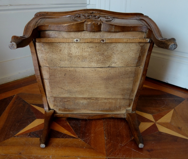 Palais de Compiègne : chaise de commodité d'époque Louis XV, estampille H Amand