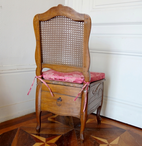Palais de Compiègne : chaise de commodité d'époque Louis XV, estampille H Amand