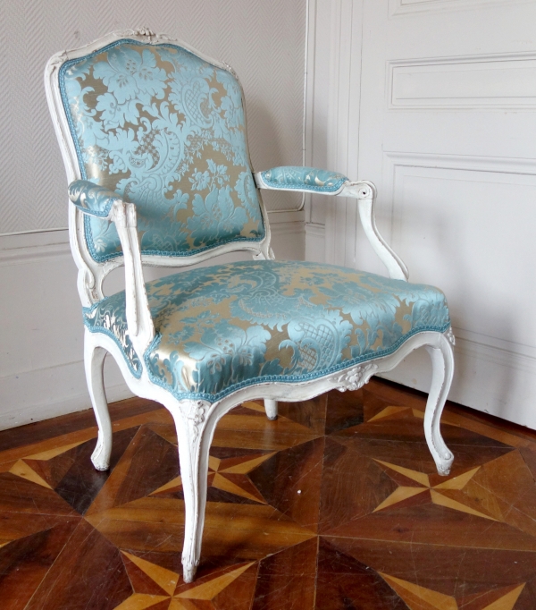 Jacques Fligny : fauteuil à la Reine d'époque Louis XV - brocatelle de soie bleue - estampille