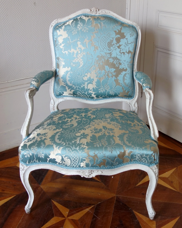 Jacques Fligny : fauteuil à la Reine d'époque Louis XV - brocatelle de soie bleue - estampille