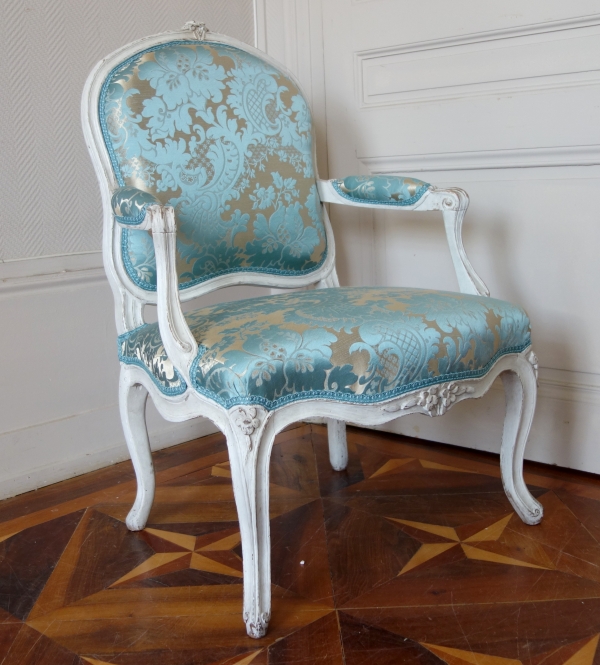Fauteuil à la Reine d'époque Louis XV, brocatelle de soie bleue
