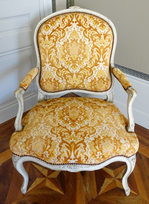 Fauteuil à la Reine d'époque Louis XV en bois laqué, velours frappé