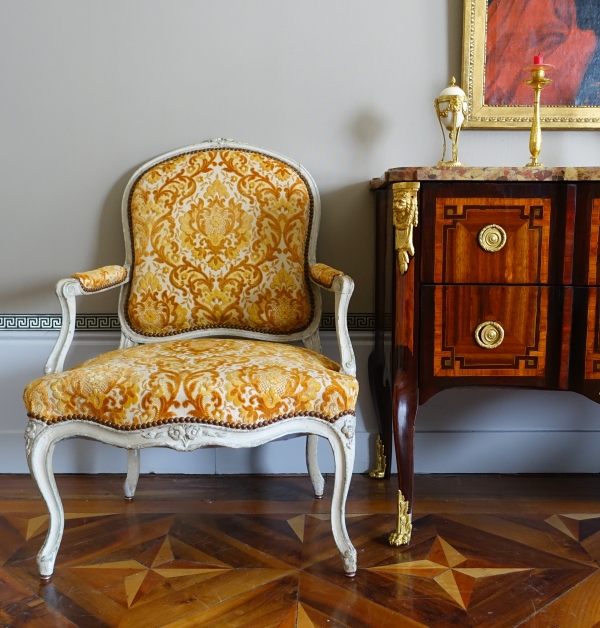 Fauteuil à la Reine d'époque Louis XV en bois laqué, velours frappé