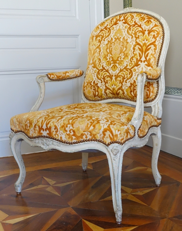 Fauteuil à la Reine d'époque Louis XV en bois laqué, velours frappé