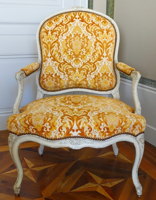 Fauteuil à la Reine d'époque Louis XV en bois laqué, velours frappé