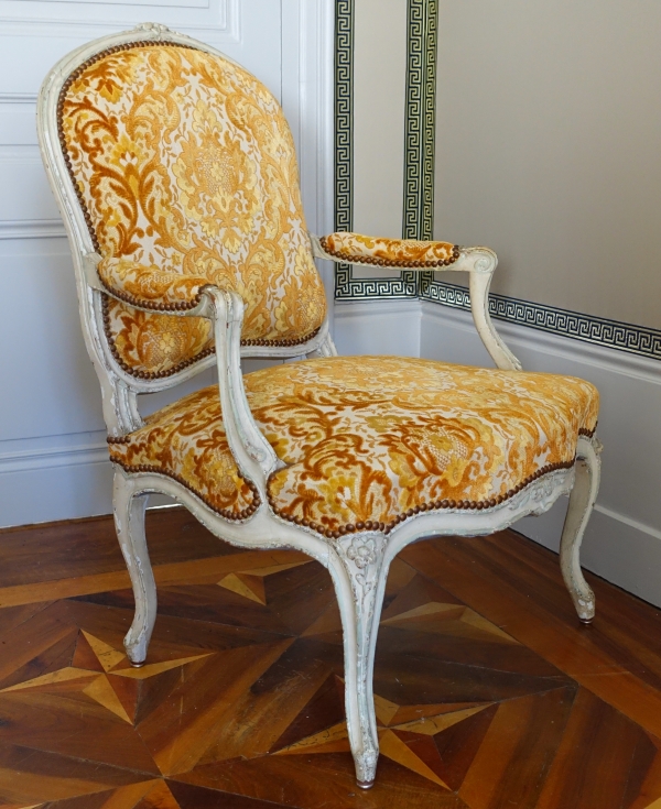 Fauteuil à la Reine d'époque Louis XV en bois laqué, velours frappé