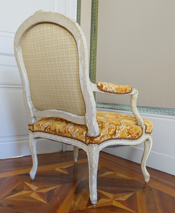 Fauteuil à la Reine d'époque Louis XV en bois laqué, velours frappé