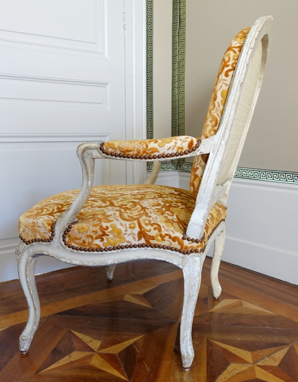 Fauteuil à la Reine d'époque Louis XV en bois laqué, velours frappé