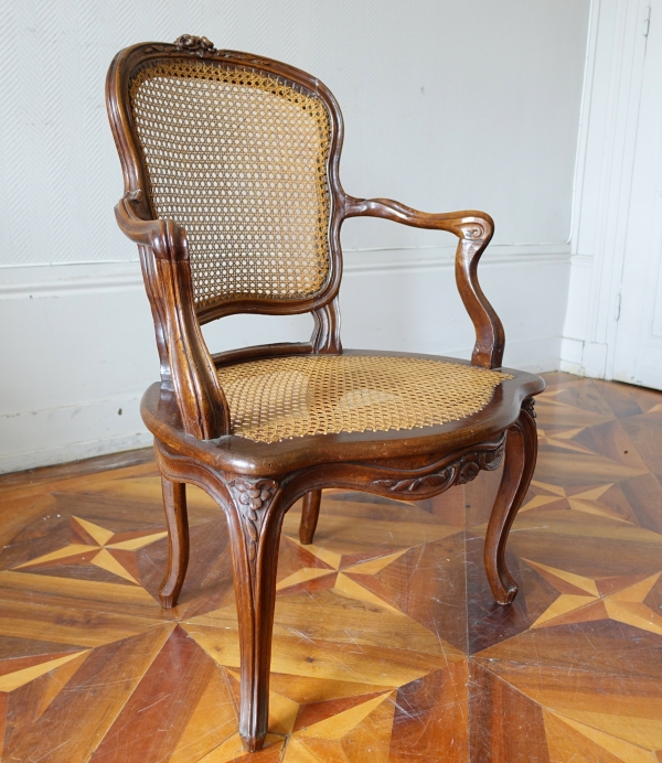 Fauteuil cabriolet canné en noyer d'époque Louis XV, travail lyonnais - XVIIIe siècle