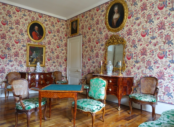 Louis XV walnut canned cabriolet armchair, 18th century