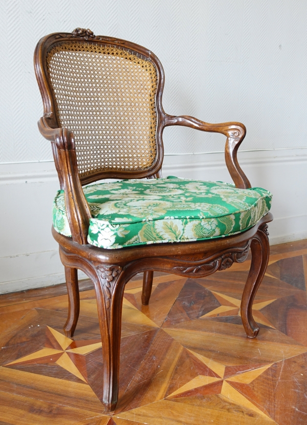 Fauteuil cabriolet canné en noyer d'époque Louis XV, travail lyonnais - XVIIIe siècle