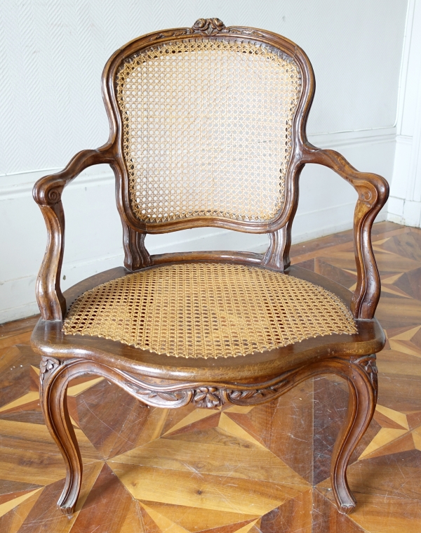 Fauteuil cabriolet canné en noyer d'époque Louis XV, travail lyonnais - XVIIIe siècle