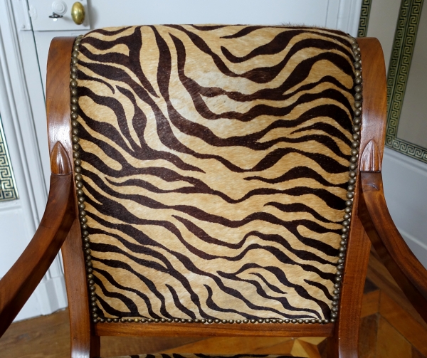 Fauteuil de bureau d'époque Directoire Consulat en acajou, recouvert de peau façon tigre