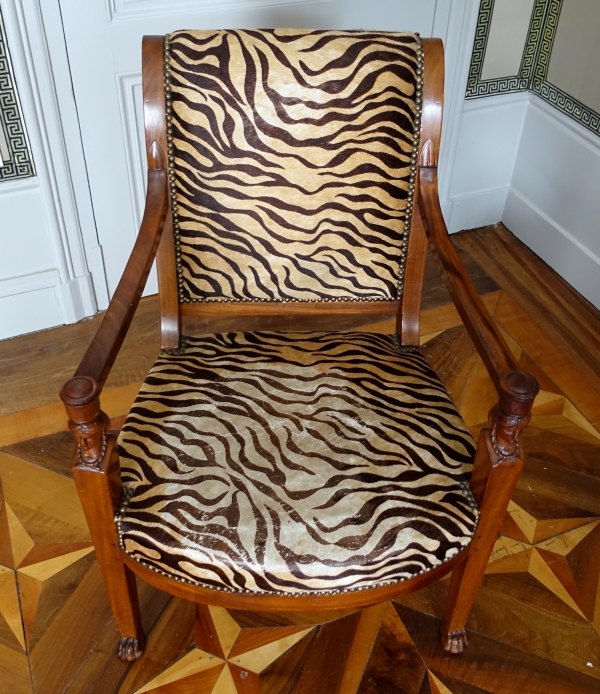 Fauteuil de bureau d'époque Directoire Consulat en acajou, recouvert de peau façon tigre