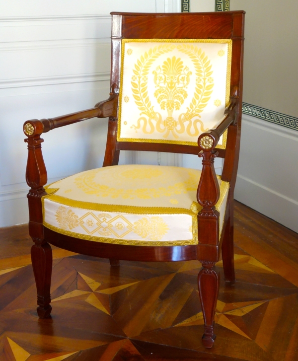 Fauteuil de bureau d'époque Empire en acajou et bronze doré - galon au fil d'or