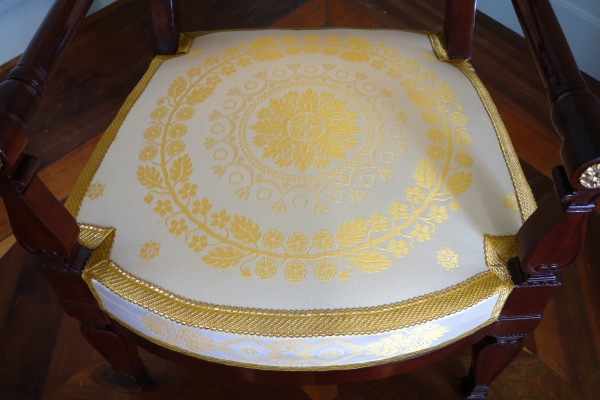Fauteuil de bureau d'époque Empire en acajou et bronze doré - galon au fil d'or