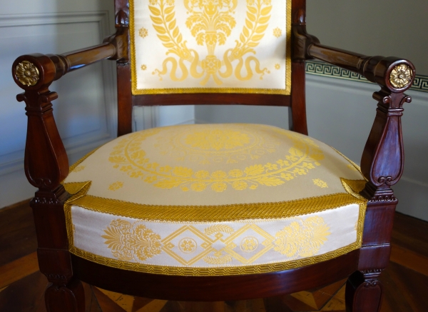 Fauteuil de bureau d'époque Empire en acajou et bronze doré - galon au fil d'or