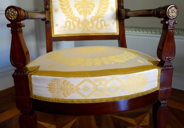Fauteuil de bureau d'époque Empire en acajou et bronze doré - galon au fil d'or