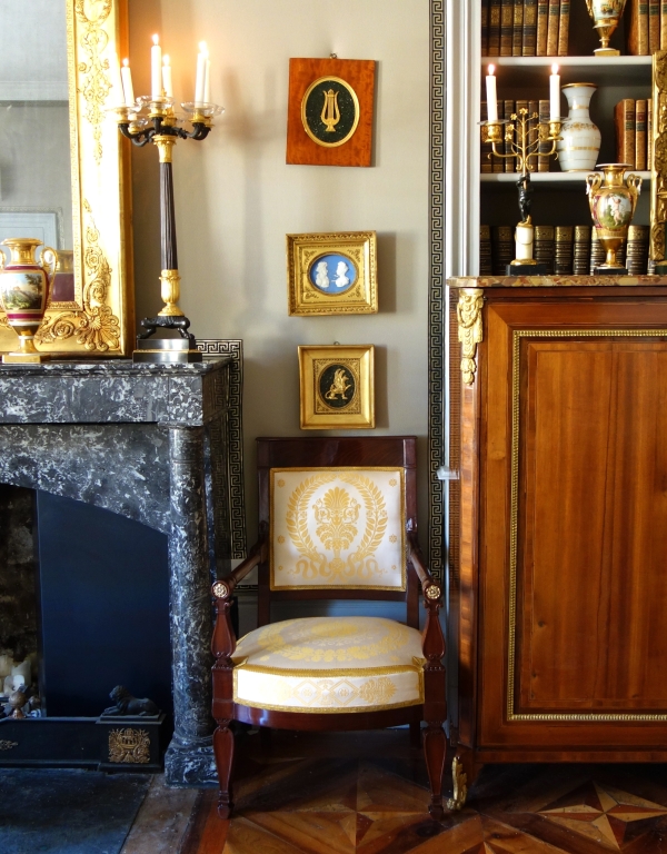 Fauteuil de bureau d'époque Empire en acajou et bronze doré - galon au fil d'or