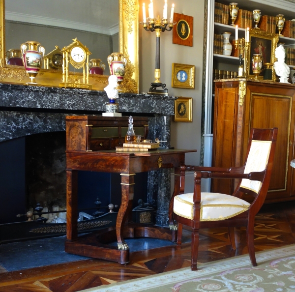 Fauteuil de bureau d'époque Empire en acajou et bronze doré - galon au fil d'or
