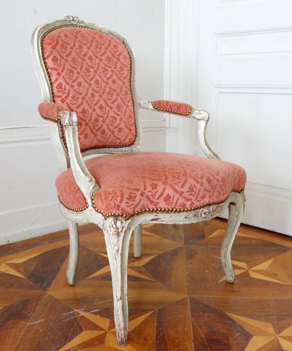 Paire de fauteuils cabriolets d'époque Louis XV en velours frappé - XVIIIe siècle