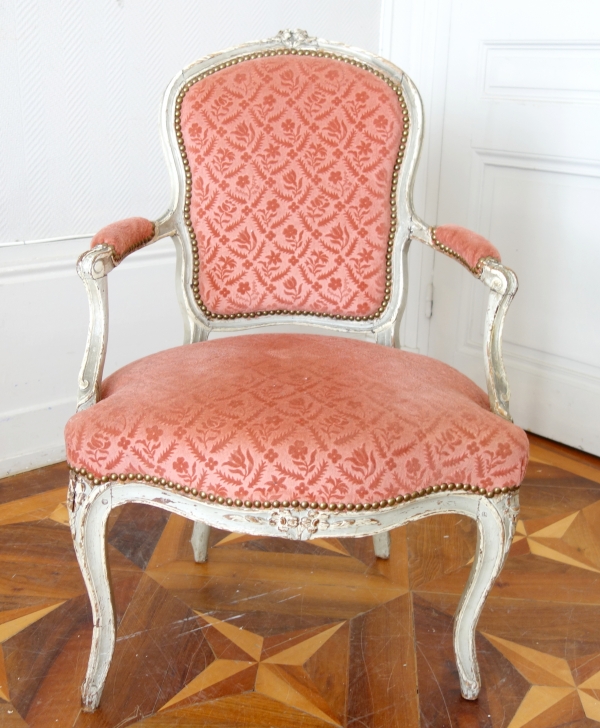 Paire de fauteuils cabriolets d'époque Louis XV en velours frappé - XVIIIe siècle