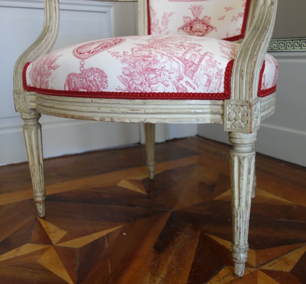 Paire de fauteuils cabriolets d'époque Louis XVI, toile de Jouy rose-rouge