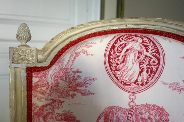 Paire de fauteuils cabriolets d'époque Louis XVI, toile de Jouy rose-rouge