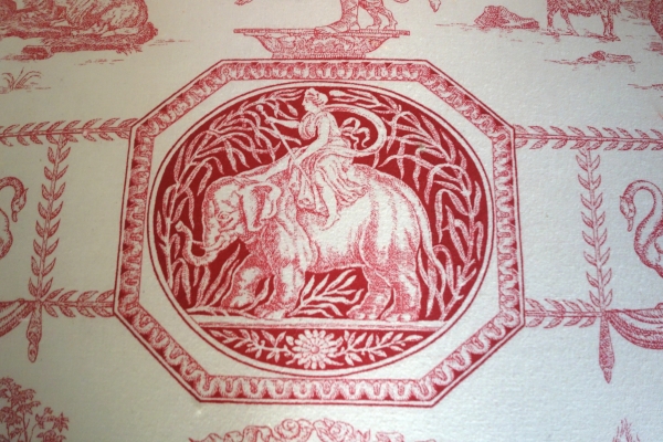 Paire de fauteuils cabriolets d'époque Louis XVI, toile de Jouy rose-rouge