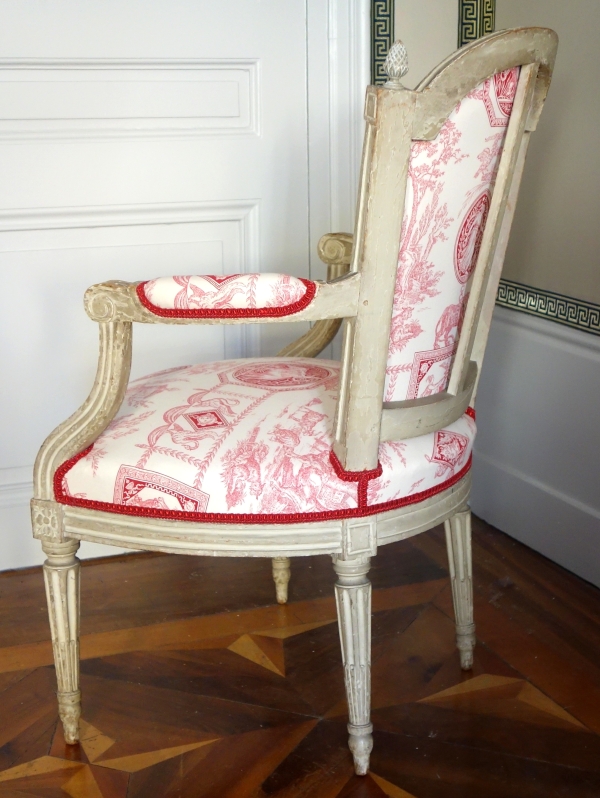 Paire de fauteuils cabriolets d'époque Louis XVI, toile de Jouy rose-rouge