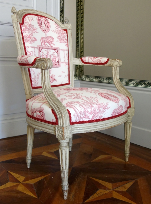 Paire de fauteuils cabriolets d'époque Louis XVI, toile de Jouy rose-rouge