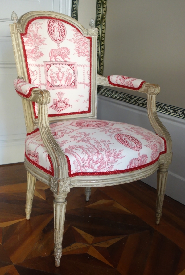 Paire de fauteuils cabriolets d'époque Louis XVI, toile de Jouy rose-rouge