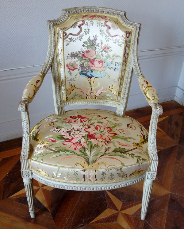 Claude Séné : paire de fauteuils cabriolets Louis XVI estampillés - lampas de soie Tassinari et Chatel