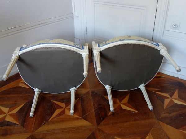 Paire de fauteuils cabriolet médaillon d'époque Louis XVI, lampas aux instruments de musique