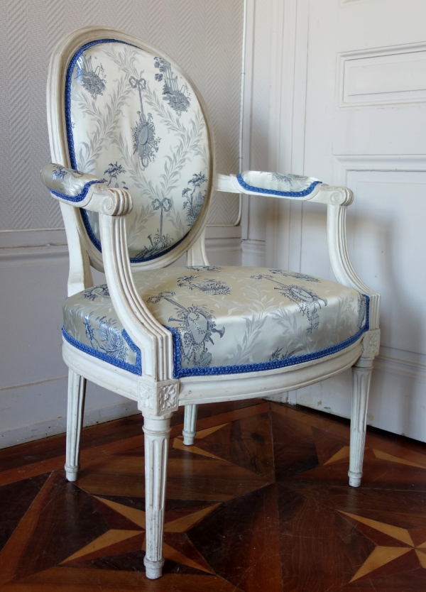 Paire de fauteuils cabriolet médaillon d'époque Louis XVI, lampas aux instruments de musique