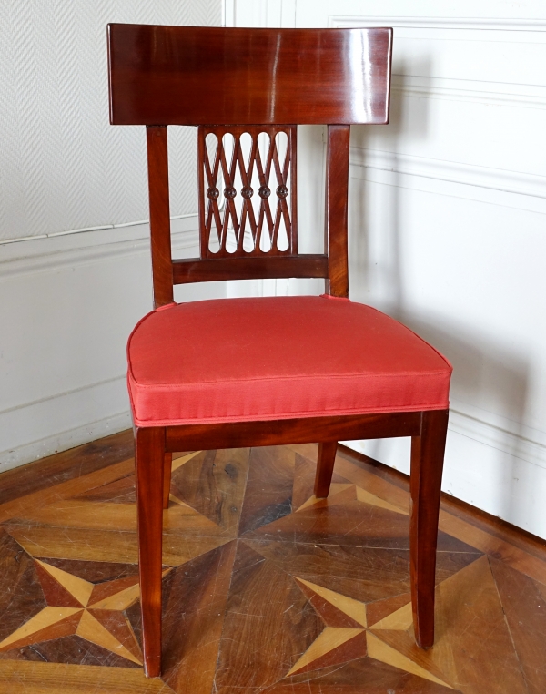 Paire de chaises Klismos à l'antique en acajou et soie, époque Consulat, estampille de Chapuis
