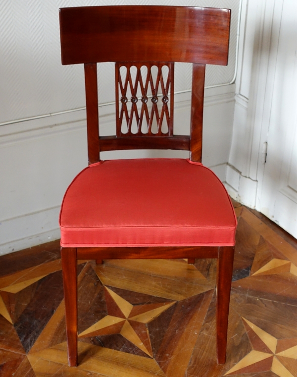 Paire de chaises Klismos à l'antique en acajou et soie, époque Consulat, estampille de Chapuis