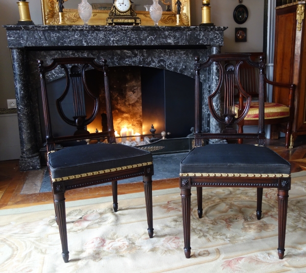 Compiegne - Mobilier de l'Empereur, paire de chaises lyre acajou époque Louis XVI par Deshayes