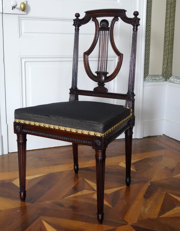 Compiegne - Mobilier de l'Empereur, paire de chaises lyre acajou époque Louis XVI par Deshayes