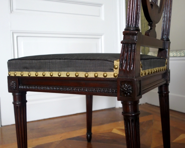 Compiegne - Mobilier de l'Empereur, paire de chaises lyre acajou époque Louis XVI par Deshayes
