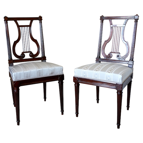 Delaisement : paire de chaises lyre d'époque Louis XVI en acajou et gourgouran de soie, estampillées
