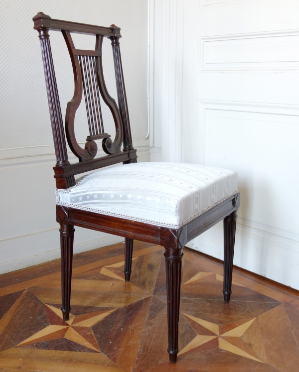 Delaisement : paire de chaises lyre d'époque Louis XVI en acajou et gourgouran de soie, estampillées