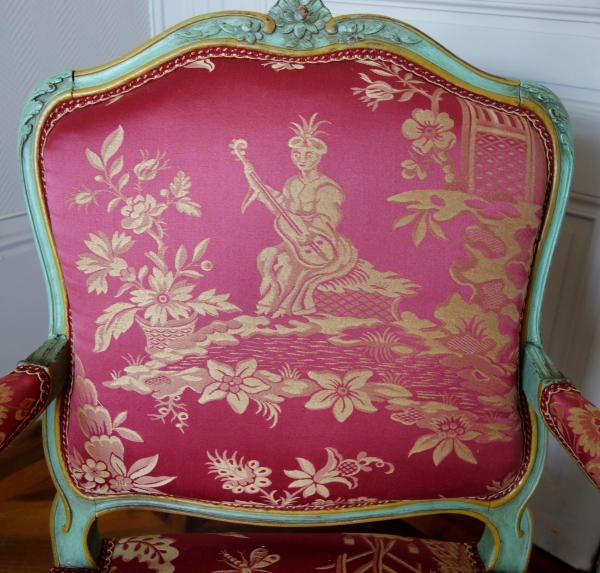 Sylvain Blanchard : paire de fauteuils Louis XV à la Reine, soie aux chinoiseries - estampillés