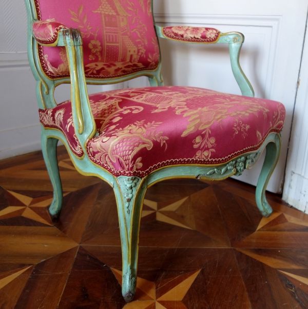 Sylvain Blanchard : paire de fauteuils Louis XV à la Reine, soie aux chinoiseries - estampillés