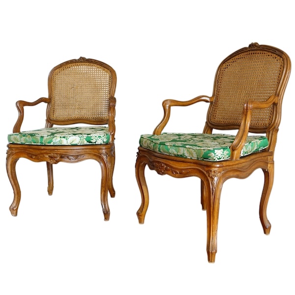 Paire de fauteuils cannés d'époque Louis XV en noyer, travail Lyonnais, entourage de Nogaret