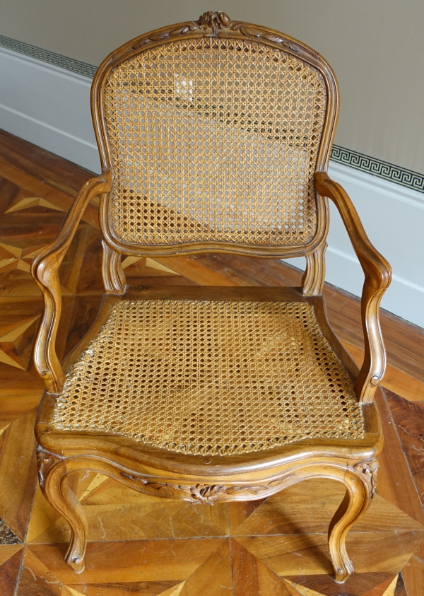 Paire de fauteuils cannés d'époque Louis XV en noyer, travail Lyonnais, entourage de Nogaret