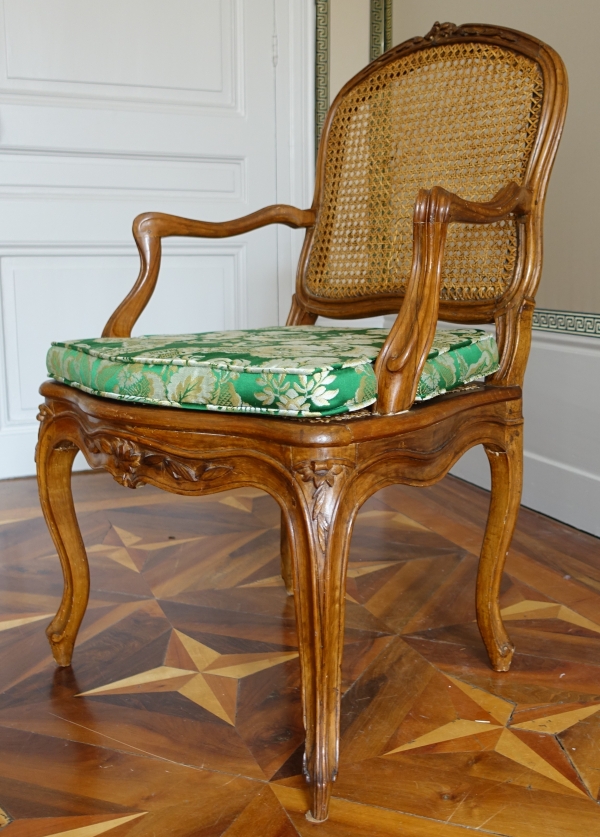 Paire de fauteuils cannés d'époque Louis XV en noyer, travail Lyonnais, entourage de Nogaret